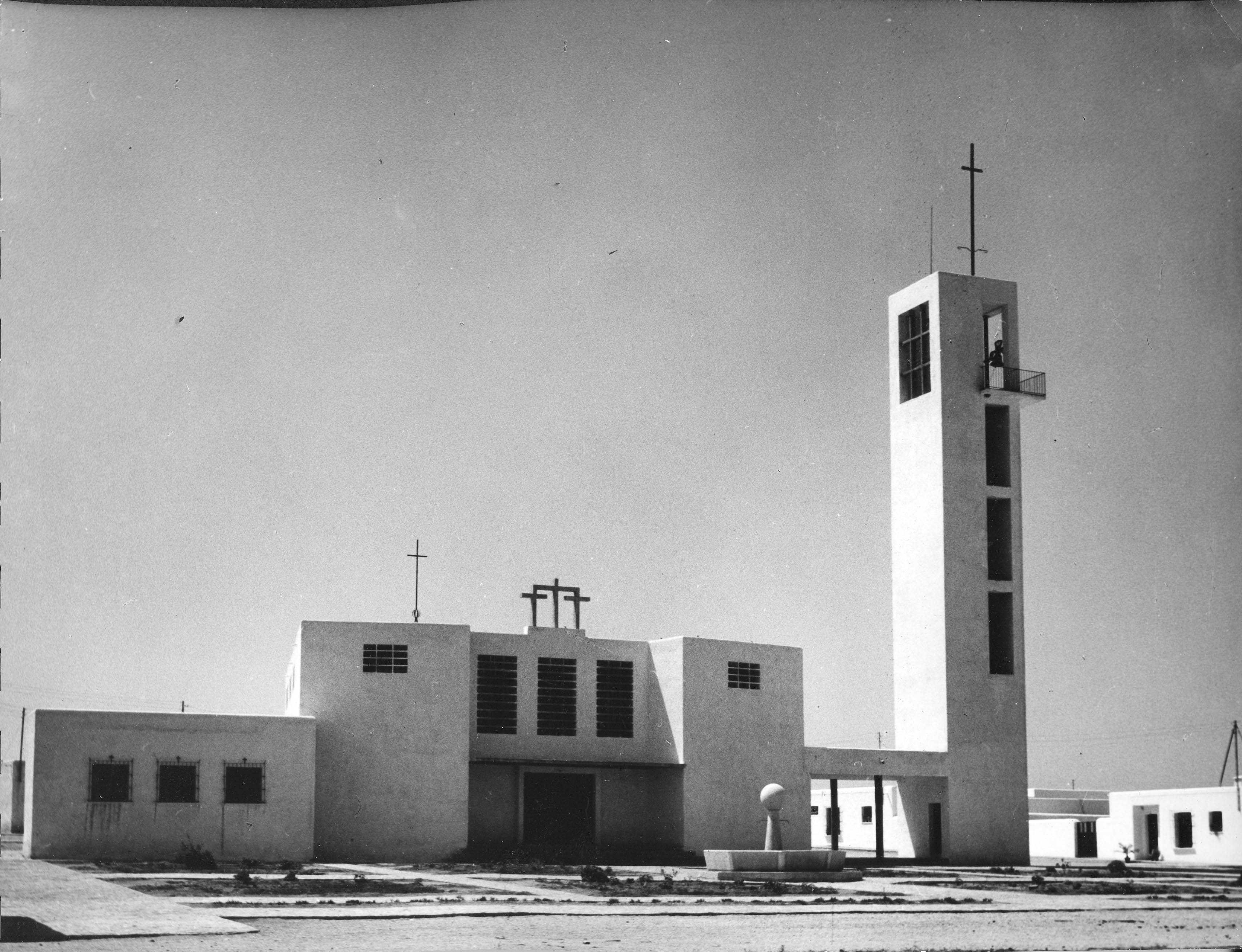 Fachada de la iglesia y campanario de Camponuevo del Caudillo (hoy La Mojonera) hacia mediados de los sesenta